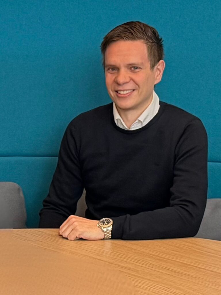 Mann im Büro mit moderner KI-Technologie bei Grouplink.