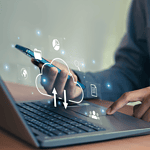 Person nutzt Smartphone und Laptop für Cloud- und IT-Sicherheitslösungen.